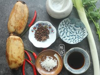 1、麻辣藕片,准备好材料；