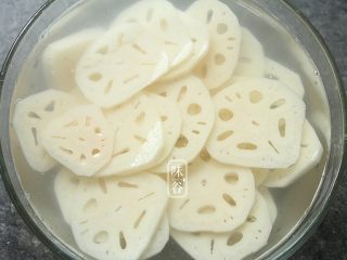 2、麻辣藕片,莲藕切成五毫米厚，放入清水中浸泡一会儿，泡出淀粉；