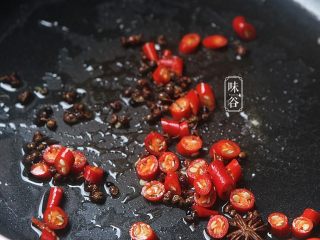 7、麻辣藕片,倒入辣椒，中小火慢慢炒到辣椒有点皱皮；