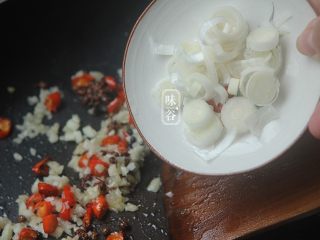 9、麻辣藕片,倒入大葱翻炒；