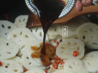 11、麻辣藕片,倒入酱油；