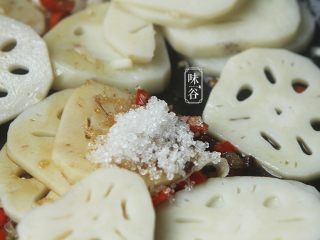 12、麻辣藕片,放入白糖翻炒均匀使每块莲藕都上色后装起，放置2个小时以上；