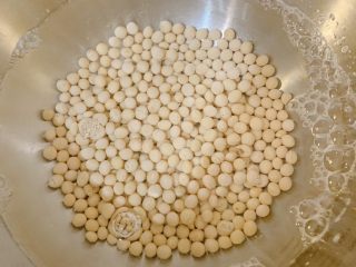 1、花生黄豆排骨汤,黄豆提前一晚泡开