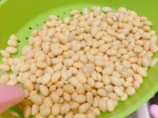 3、花生黄豆排骨汤,泡开的黄豆洗干净沥干