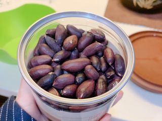 4、花生黄豆排骨汤,花生洗干净沥干