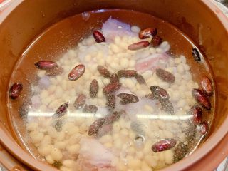 5、花生黄豆排骨汤,锅内放入水，依次把排骨、花生、黄豆放入