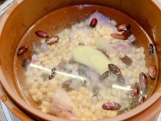 6、花生黄豆排骨汤,再加入三片姜，盖上锅盖炖熟为止，即可出锅（2个半小时）