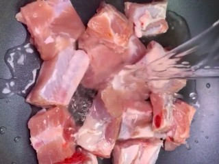 1、糖醋排骨,排骨剁成小块冷水下锅煮出血沫