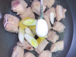 3、糖醋排骨,锅内加水下入排骨加葱姜，一小勺的盐
