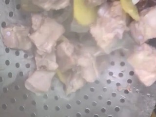 5、糖醋排骨,炖熟以后倒出过凉