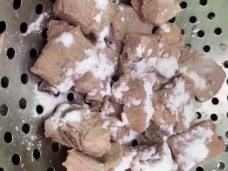 6、糖醋排骨,沾上一层玉米淀粉