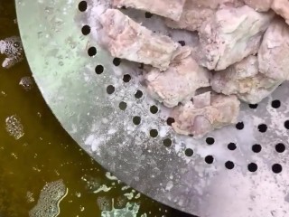 7、糖醋排骨,油温六成热下锅炸中火炸一分钟