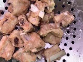 8、糖醋排骨,炸至外表定型倒出控油