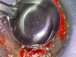 9、糖醋排骨,锅留底油加入半勺番茄酱，半勺白醋，半勺白糖，一勺清水