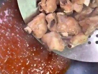 10、糖醋排骨,熬开后下入排骨