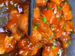 12、糖醋排骨,熬制汤汁浓稠撒上葱花即可