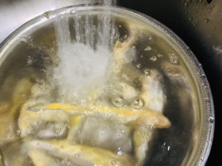1、酥炸小黄鱼,先把小黄鱼表面洗净；