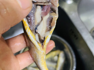 2、酥炸小黄鱼,把小黄鱼肚子里的内脏，黑膜，以及鱼鳃去除，并洗净；
