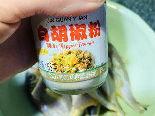 4、酥炸小黄鱼,加少许胡椒粉；