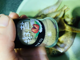 5、酥炸小黄鱼,加少许椒盐；