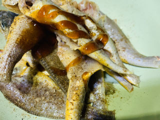 6、酥炸小黄鱼,叫少许蚝油；