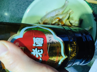 7、酥炸小黄鱼,加少许料酒；