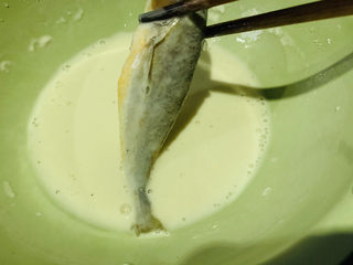 11、酥炸小黄鱼,把小黄鱼放进面糊里，挂糊；