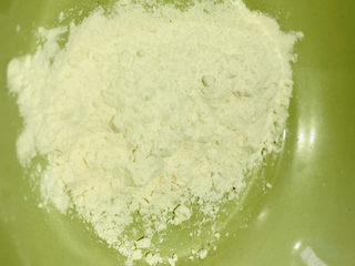 9、酥炸小黄鱼,面粉适量；