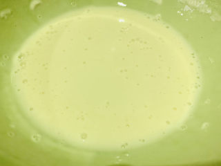 10、酥炸小黄鱼,加水，变成面糊，如果太稀就加点水，太稠就再些面粉；