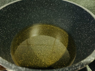 12、酥炸小黄鱼,锅里放食用油；