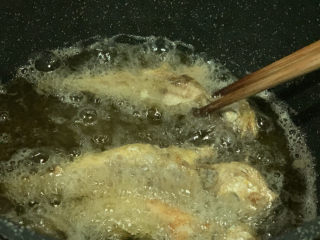 15、酥炸小黄鱼,等一面金黄时，再翻另一面，千万不要提前翻面，避免鱼碎了；