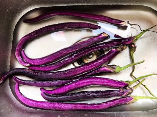 1、蒜蓉茄子芝麻菜,茄子买回来先清水里浸泡一下
