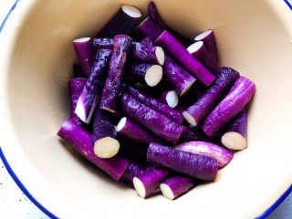 3、蒜蓉茄子芝麻菜,然后将茄子去蒂洗净，切成段（不用去皮）