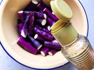 4、蒜蓉茄子芝麻菜,放入大碗内，加少许白醋