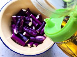 5、蒜蓉茄子芝麻菜,滴少许食用油