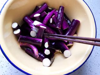 6、蒜蓉茄子芝麻菜,搅拌均匀，尽量让每段茄子都粘上白醋和食用油