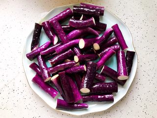 7、蒜蓉茄子芝麻菜,然后平铺到盘子里