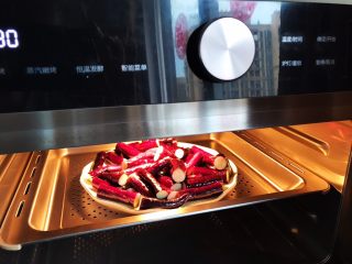 8、蒜蓉茄子芝麻菜,放入蒸箱，中层