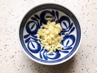 11、蒜蓉茄子芝麻菜,大蒜去皮洗净之后切成末