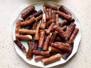 12、蒜蓉茄子芝麻菜,时间到，取出蒸好的茄子