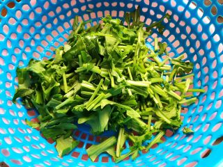 10、蒜蓉茄子芝麻菜,这期间我们来处理芝麻菜，用饮用水洗净之后切碎，控干水分