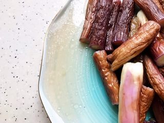 13、蒜蓉茄子芝麻菜,撇去蒸制过程中产生的水分