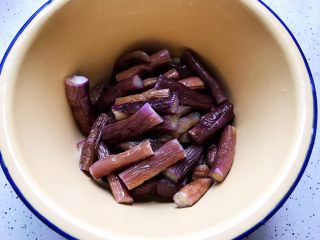 14、蒜蓉茄子芝麻菜,放入大碗内