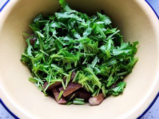 15、蒜蓉茄子芝麻菜,加入芝麻菜