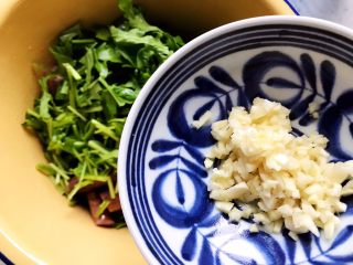 16、蒜蓉茄子芝麻菜,加入大蒜末