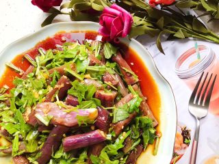 21、蒜蓉茄子芝麻菜,装盘