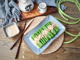 8、麻汁豆角,芝麻酱细滑醇香，豆角爽脆清甜，两者一浓一淡，相得益彰。