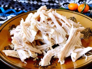 5、麻辣鸡丝,用筷子戳下，能戳动关火，闷30分钟，捞出晾凉，慢慢地撕成细条