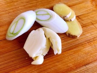 6、麻辣鸡丝,切葱姜蒜备用