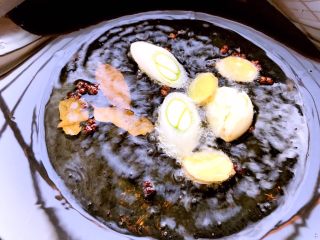 8、麻辣鸡丝,倒入葱姜蒜煸炒